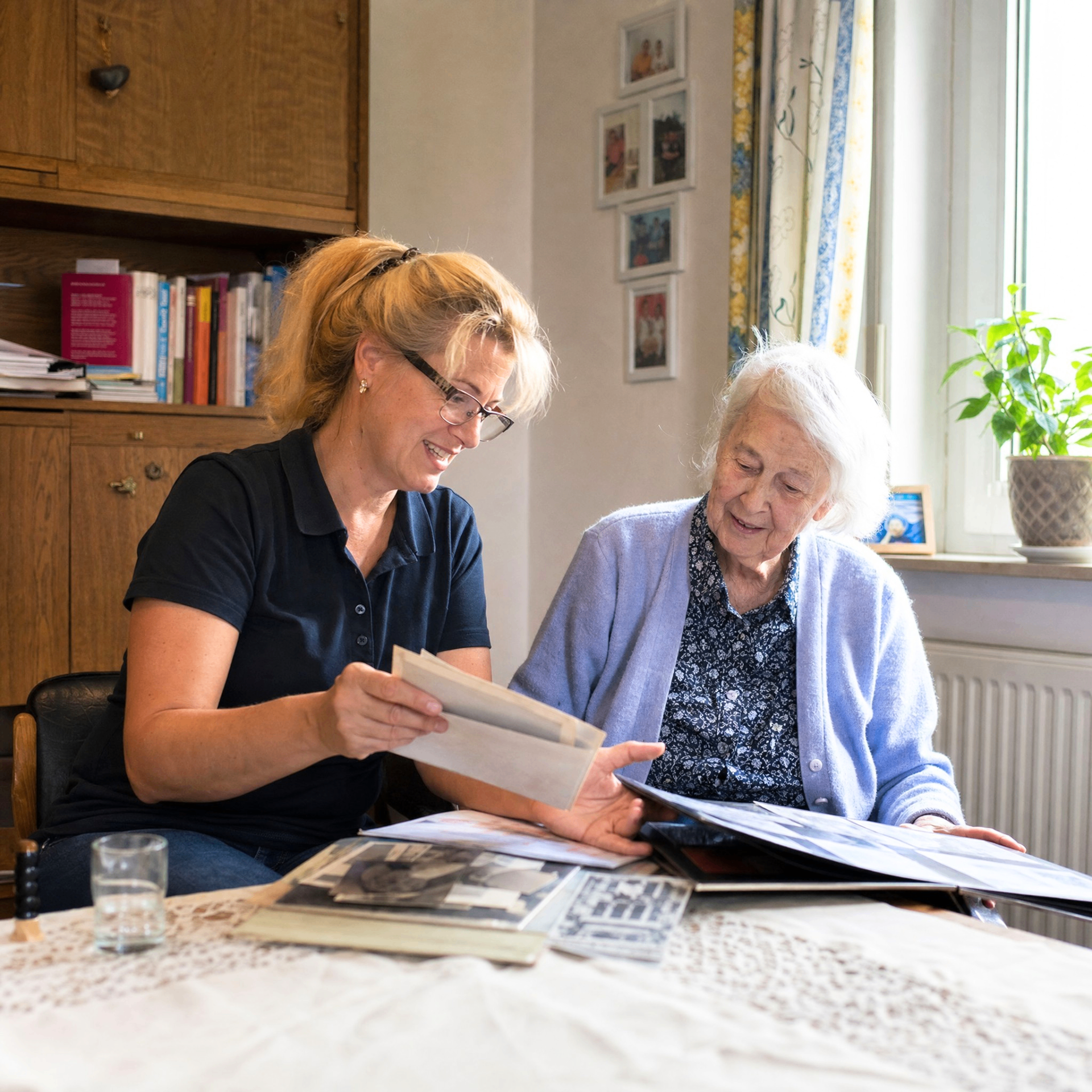 Betreuungskraft im Gespräch mit einer Seniorin zu Hause